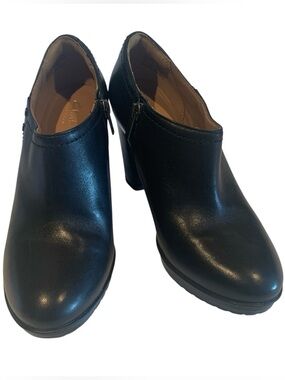Clarks Artisan Short Boots 
Shoeties Classic Black Leather Booties H3.25” 8M